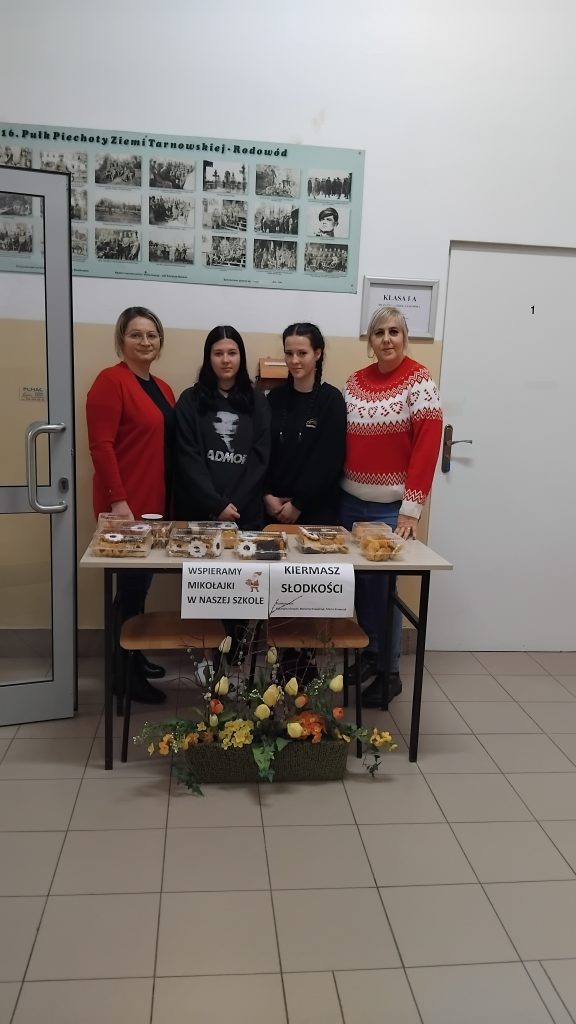 Mikołajkowy Kiermasz Słodkości w naszej szkole.